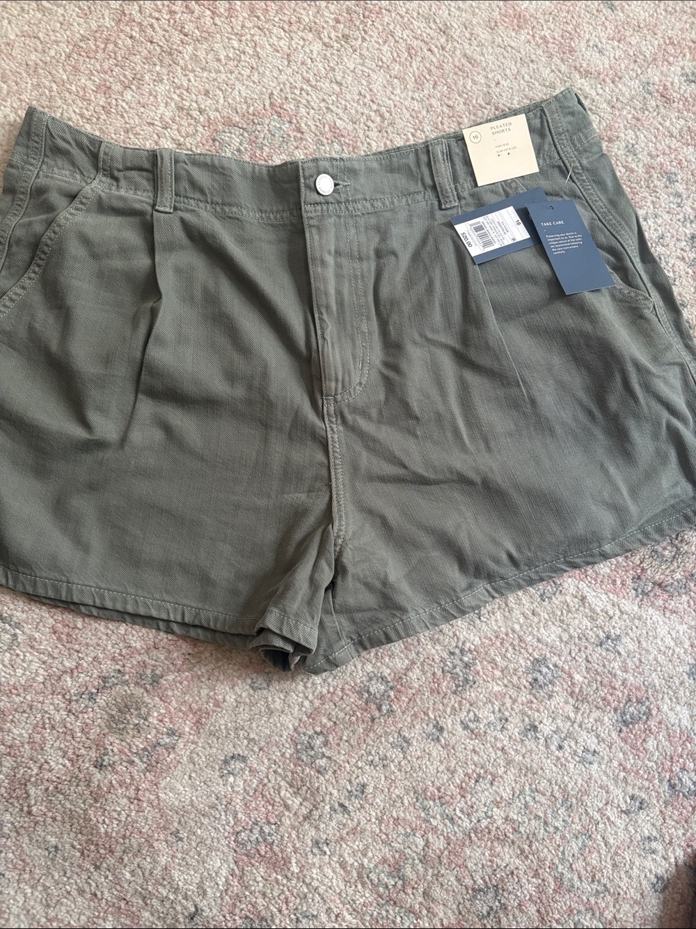 Universal Thread Olive Green Women's Casual Shorts size 16 NWT